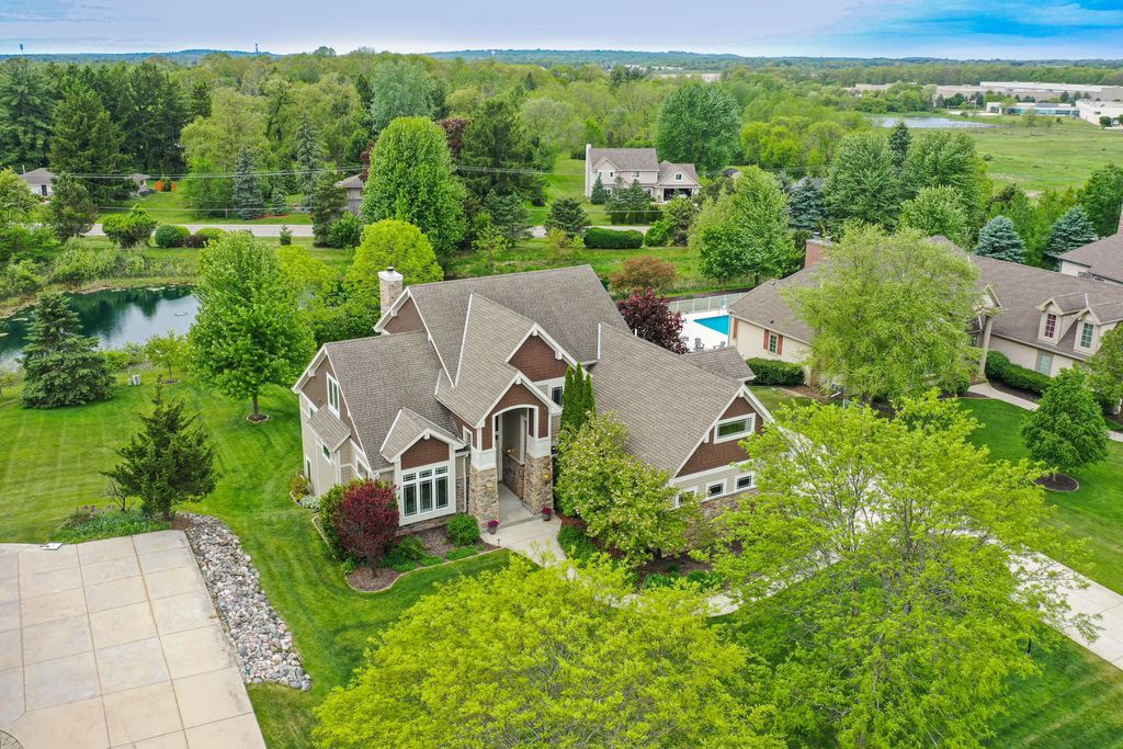 W218n5455 Taylors Woods Dr, Menomonee Falls