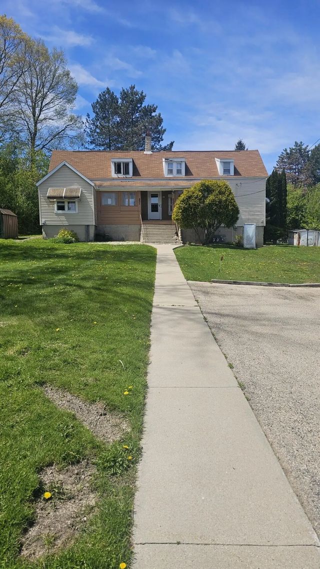 831 N Silverbrook Dr, West Bend