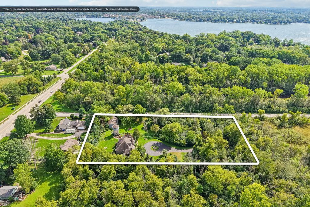 N61w38100 Blackhawk Dr, Oconomowoc