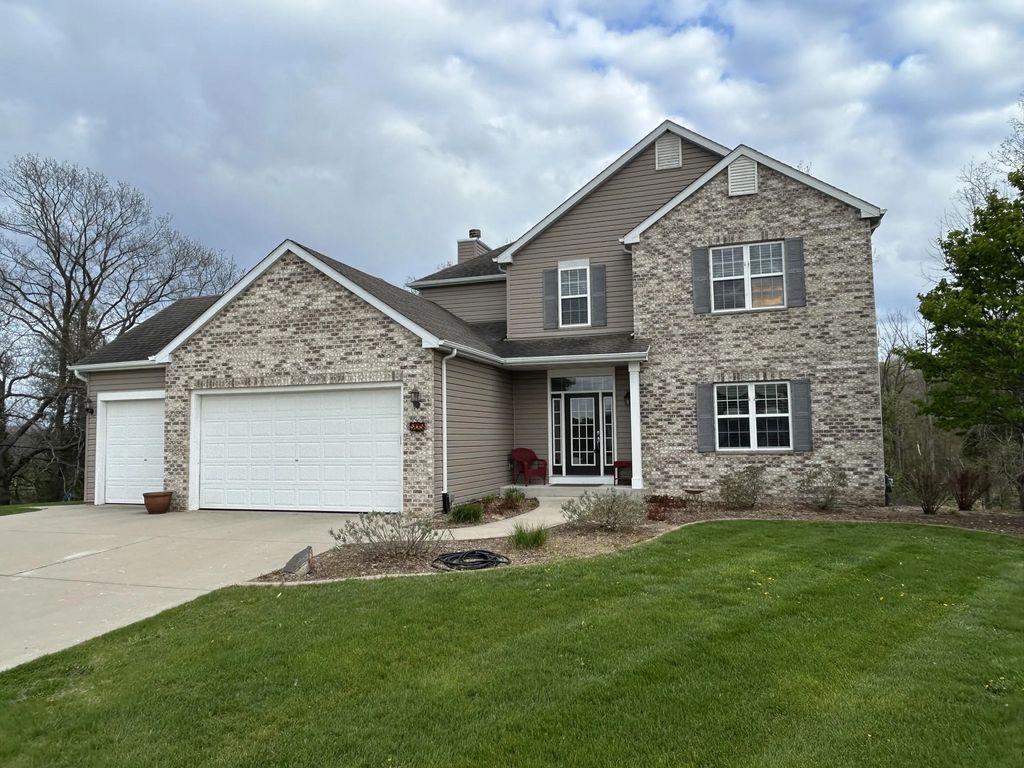 505 Acacia Dr, Saukville