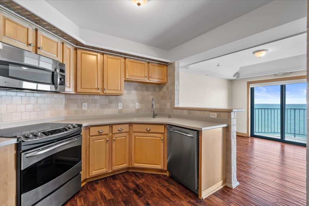 415 N Lake St 702, Port Washington