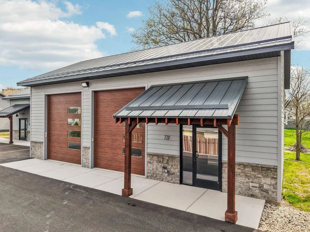721 W Main St, Watertown