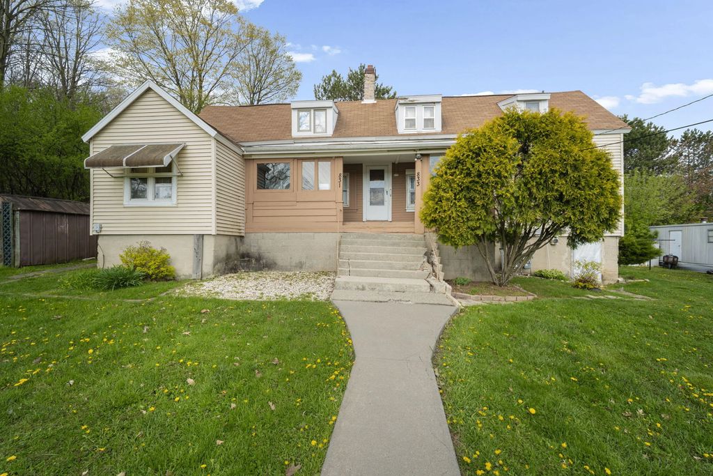 831 N Silverbrook Dr, West Bend