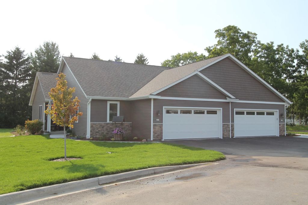 302 N Trailview Cir, Waterford