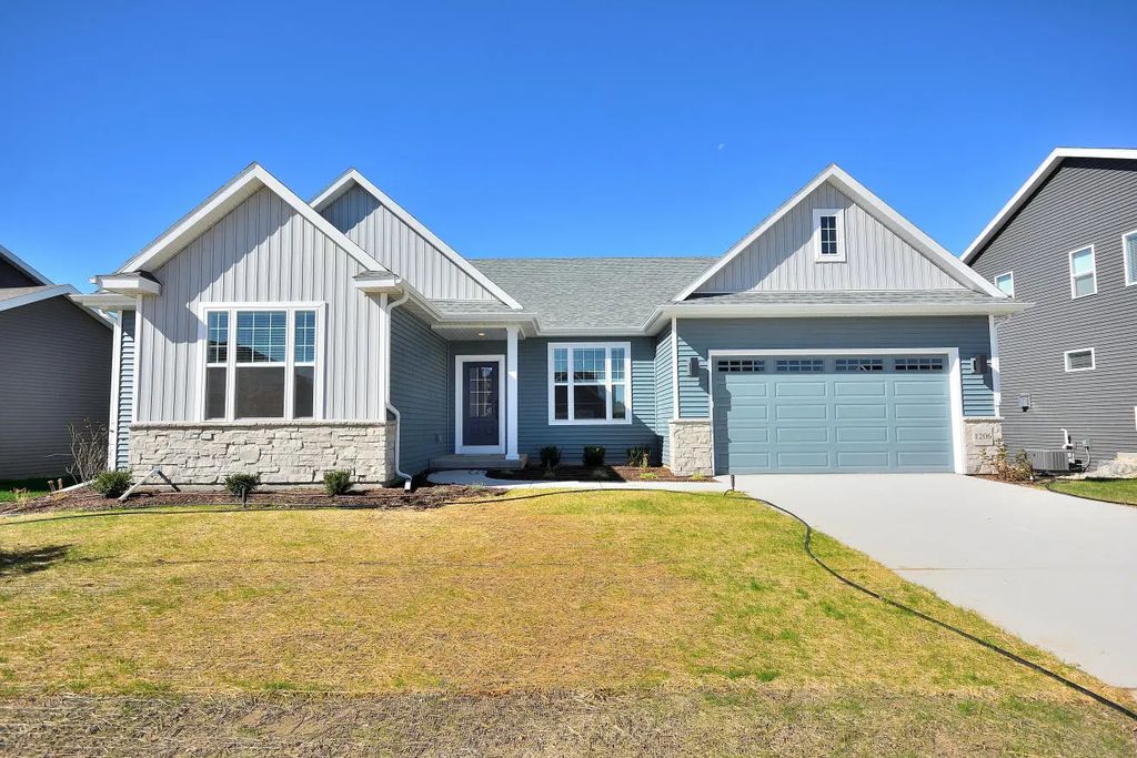 1206 Arrowood Cir W, Oconomowoc