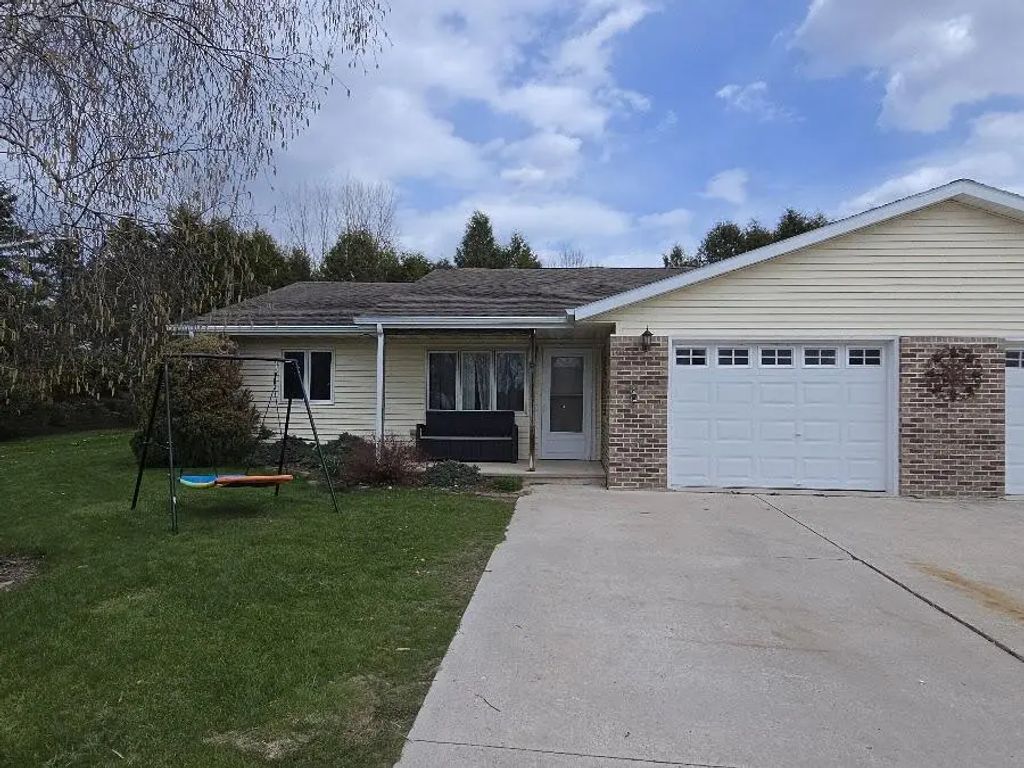 1002 Chrysler Dr, Mishicot