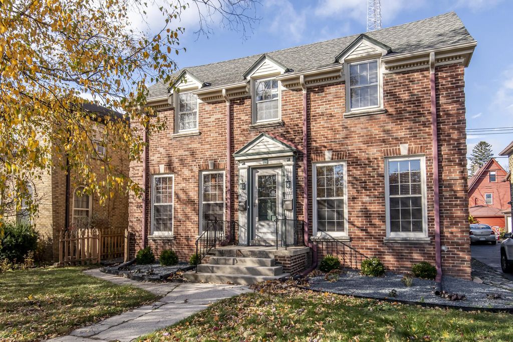 4119 N Woodburn St 4121, Shorewood