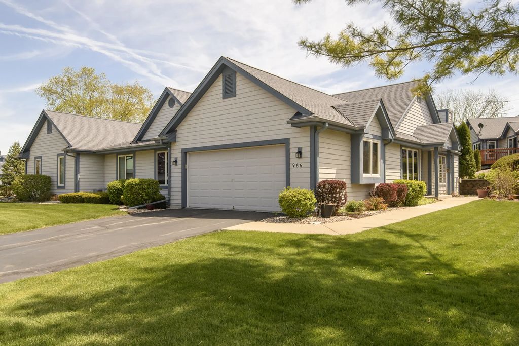 966 Bay View Cir, Mukwonago