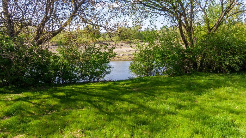 325 W Park St, Salem Lakes
