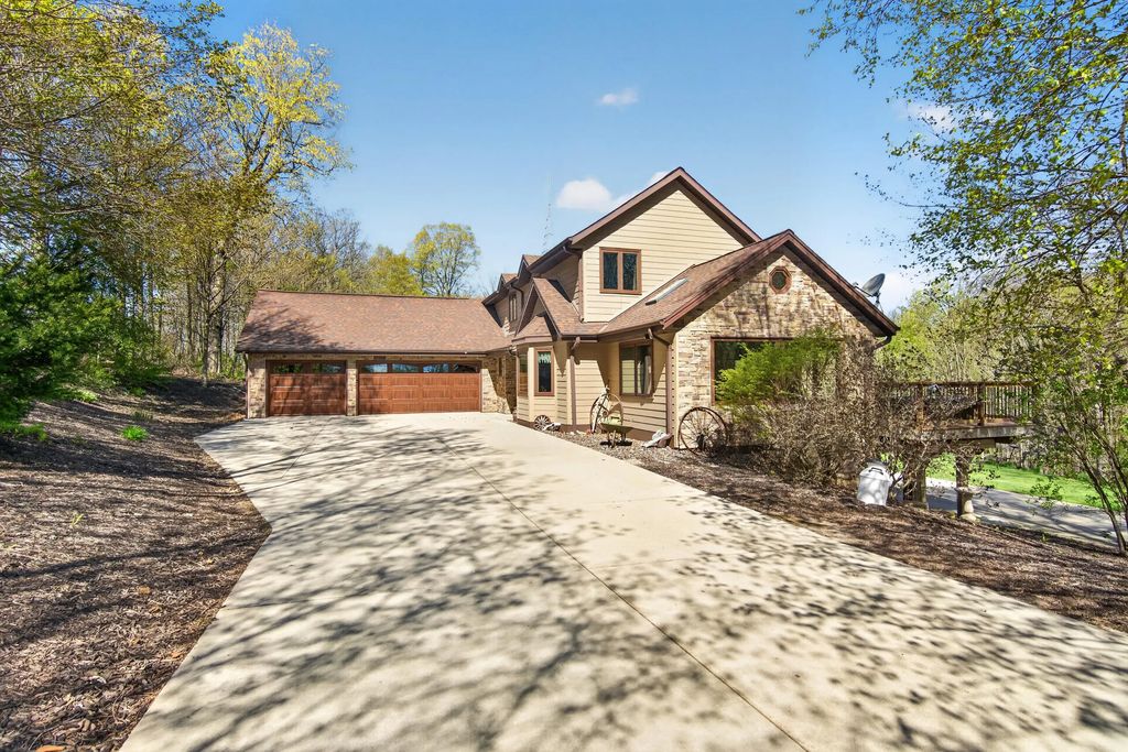 9355 St Kilian Hts, Wayne