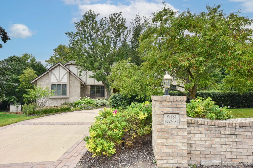 W131n7931 Country Club Ct, Menomonee Falls