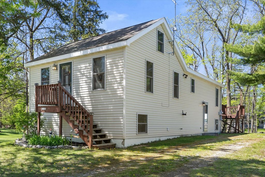 N2473 Greenleaf Dr, Linn