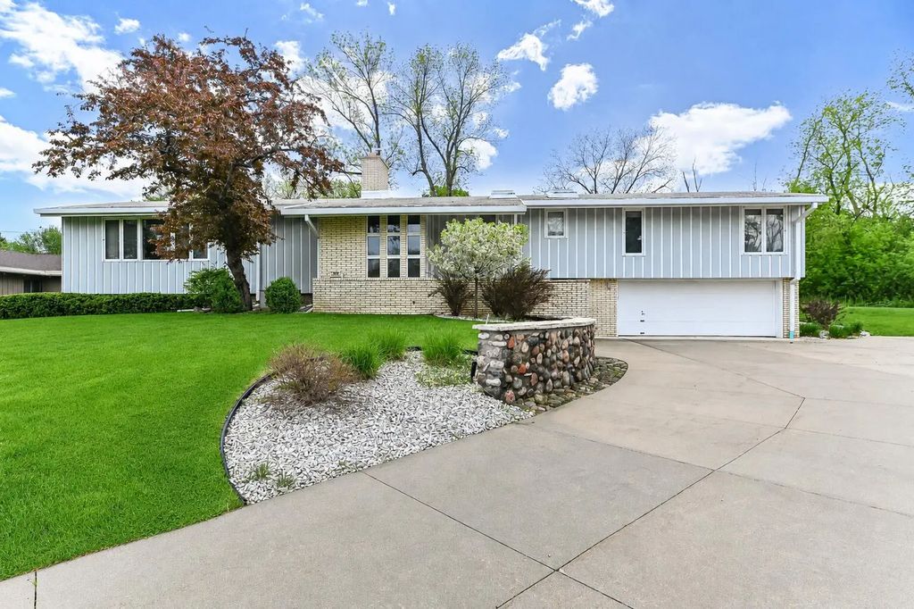 301 W Indian Creek Ct, Fox Point