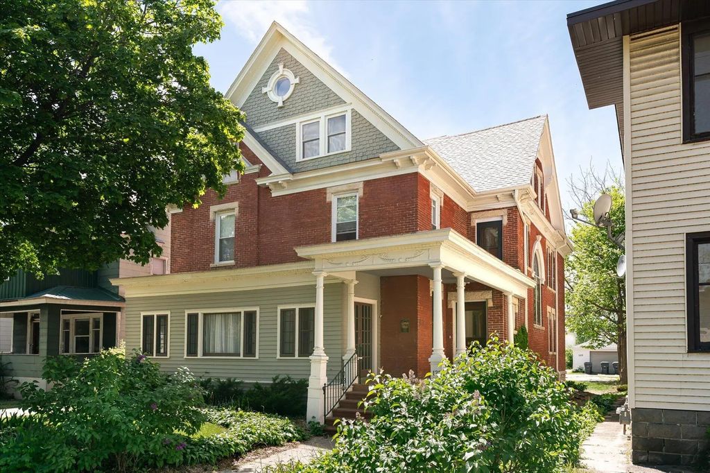 122 10th St S, La Crosse
