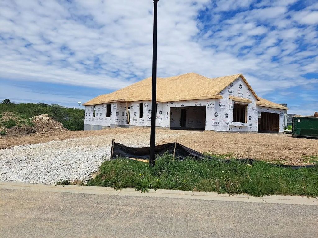 2100 Bluestem Dr 12-01, Waukesha