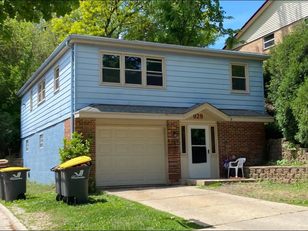 928 Aurora St, Waukesha
