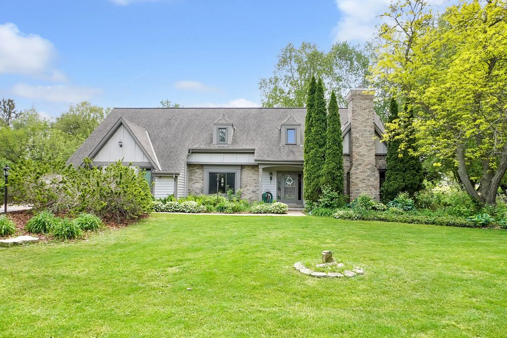 906 Scenic Heights Dr, Delafield
