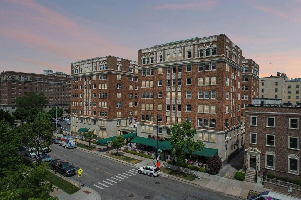 1028 E Juneau Ave 825-26, Milwaukee