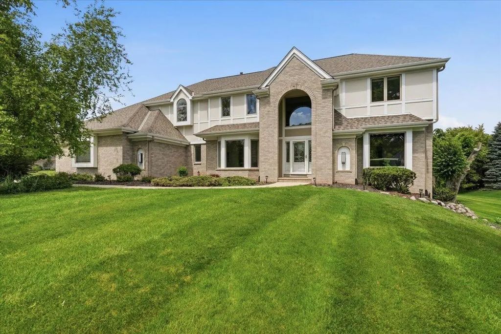 N28w30244 Red Hawk Ct, Delafield