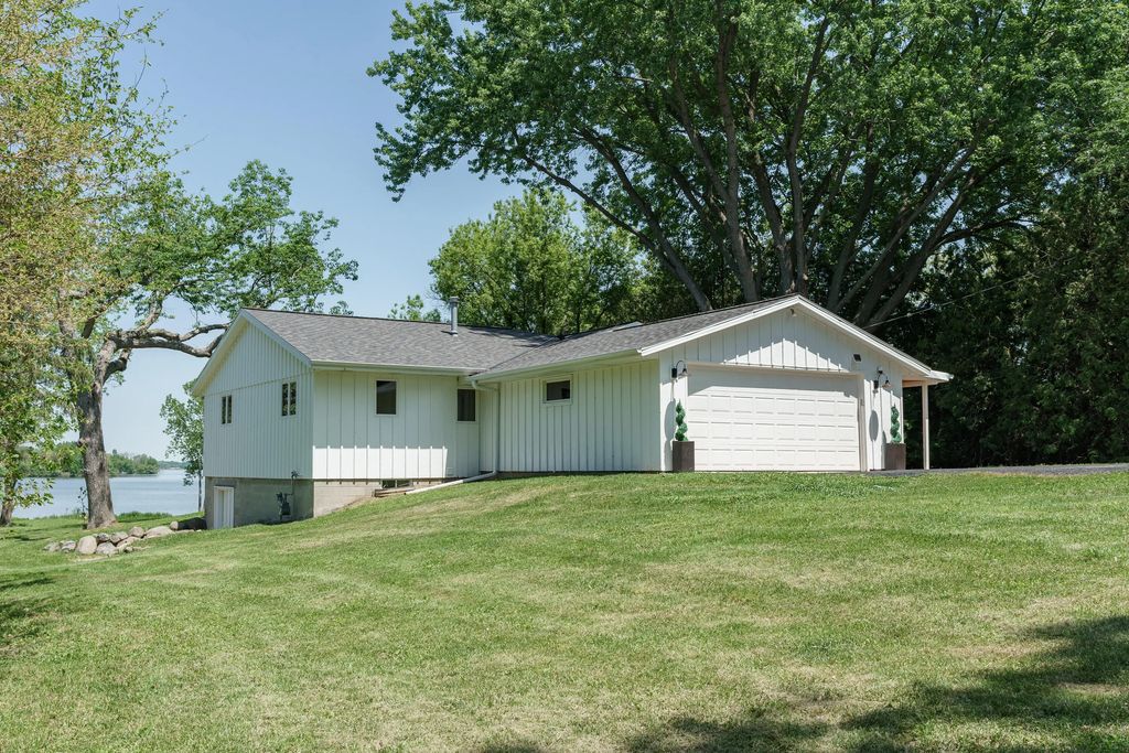 W4428 E Lakeview Rd, Hustisford