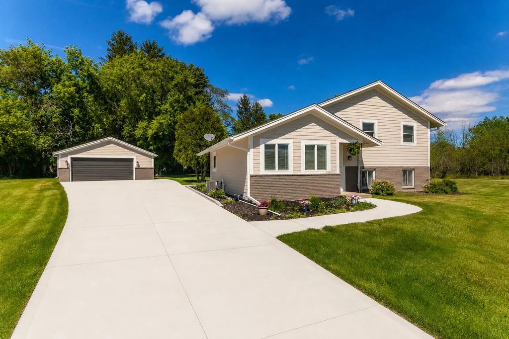 N20w28282 Oakton Rd, Delafield