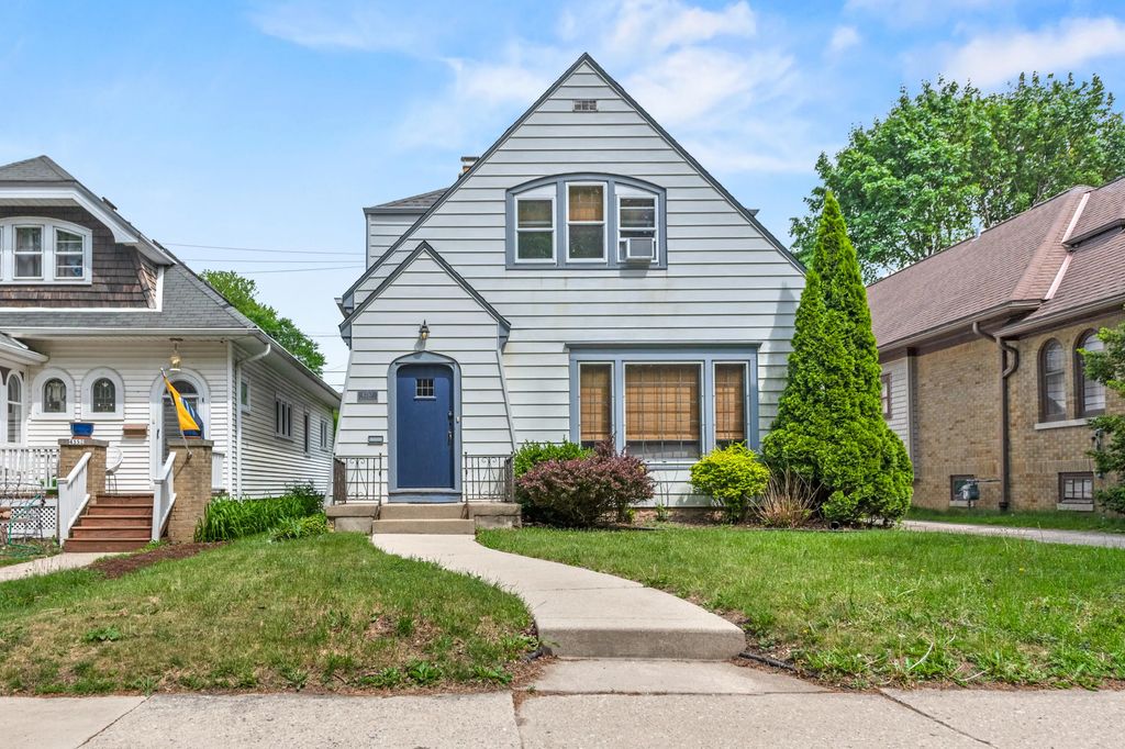 4350 N Woodburn St, Shorewood