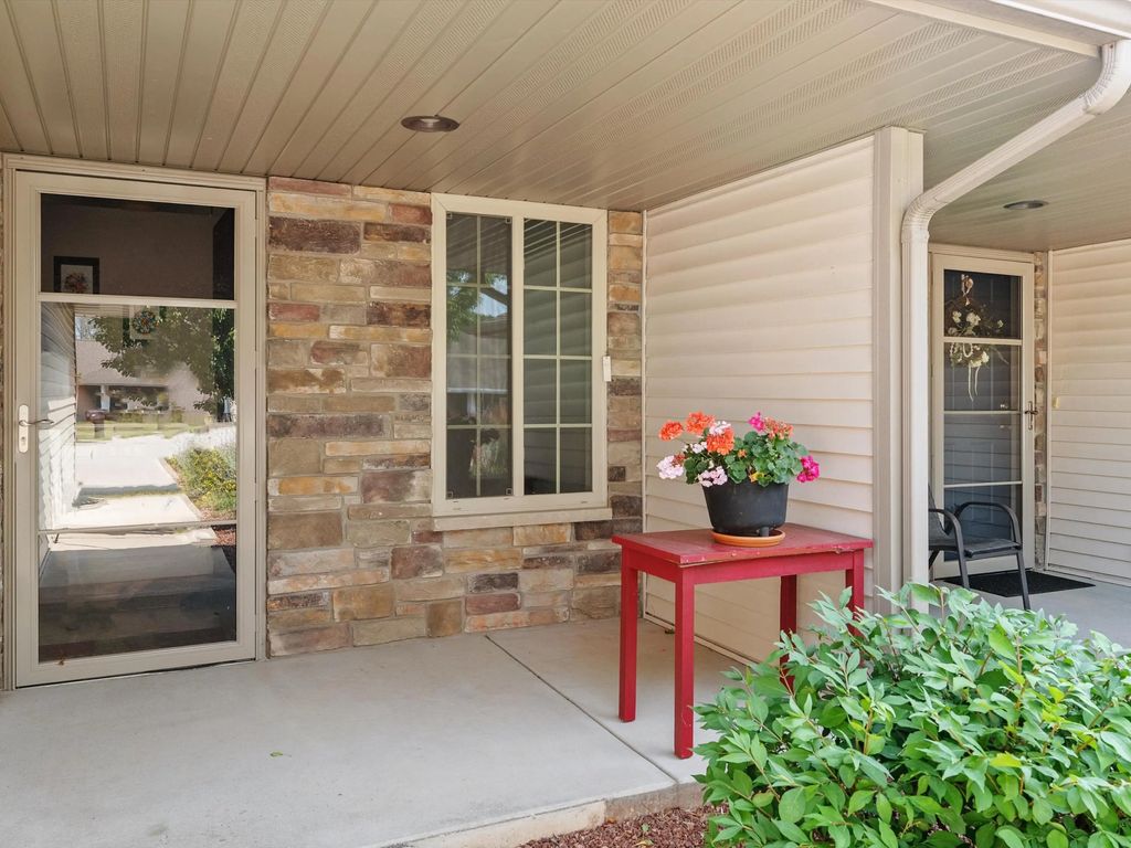 539 Mapleleaf Ct, Manitowoc