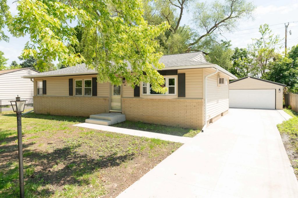 2261 Robinson Dr, Beloit