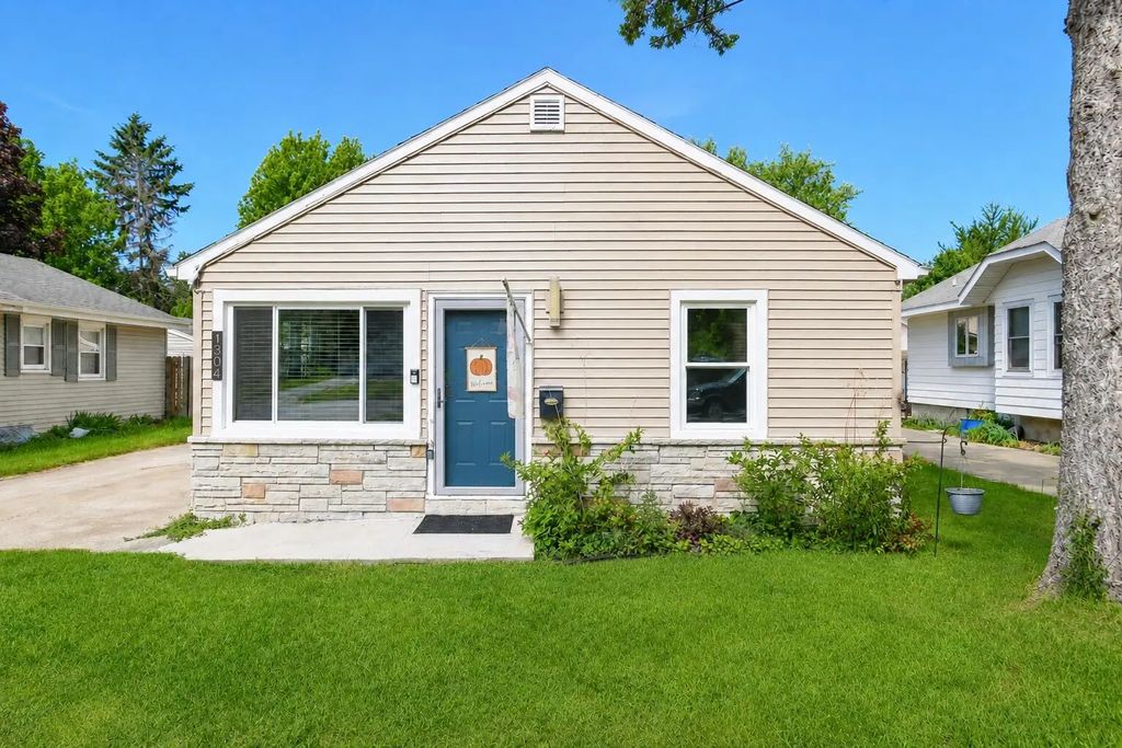 1304 N Grandview Blvd, Waukesha