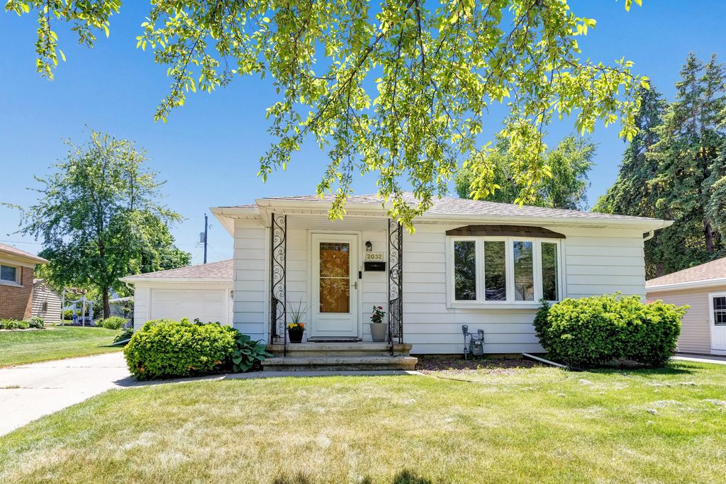 2032 Hillview Dr, Green Bay