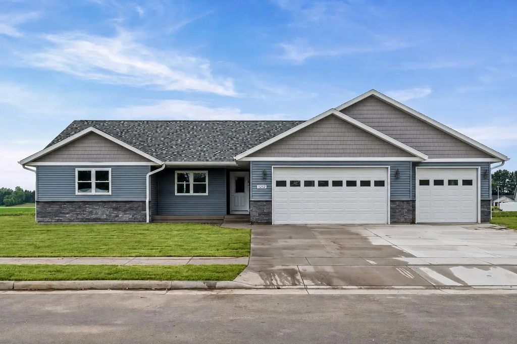 1212 Leo Dr, Holmen