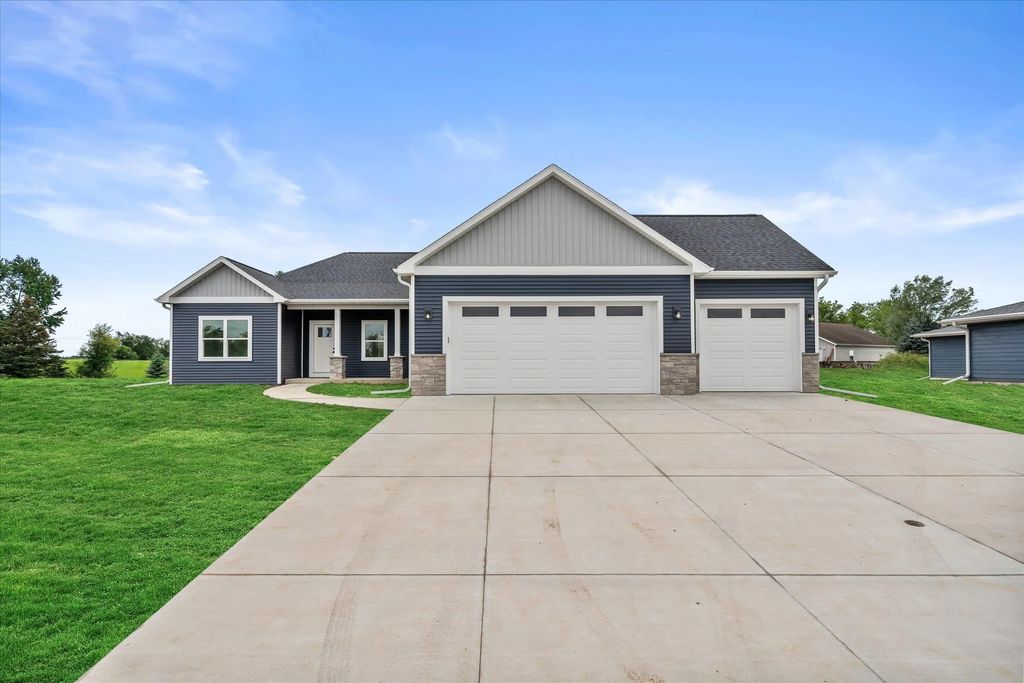 130 Ervalice Ct, Random Lake