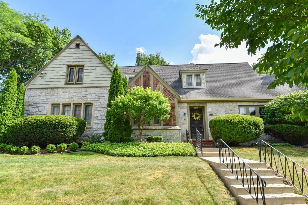 8525 Ravenswood Cir, Wauwatosa