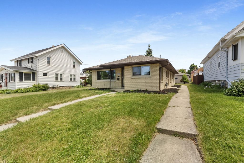 2122 S 86th St, West Allis