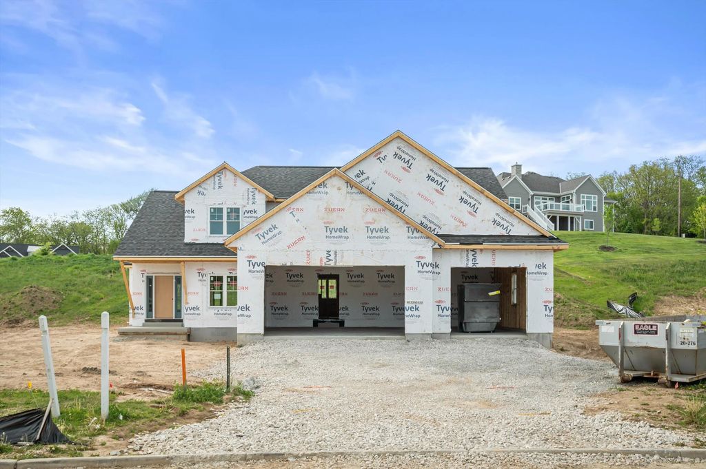 W253n5553 Crescent Hill Dr, Sussex