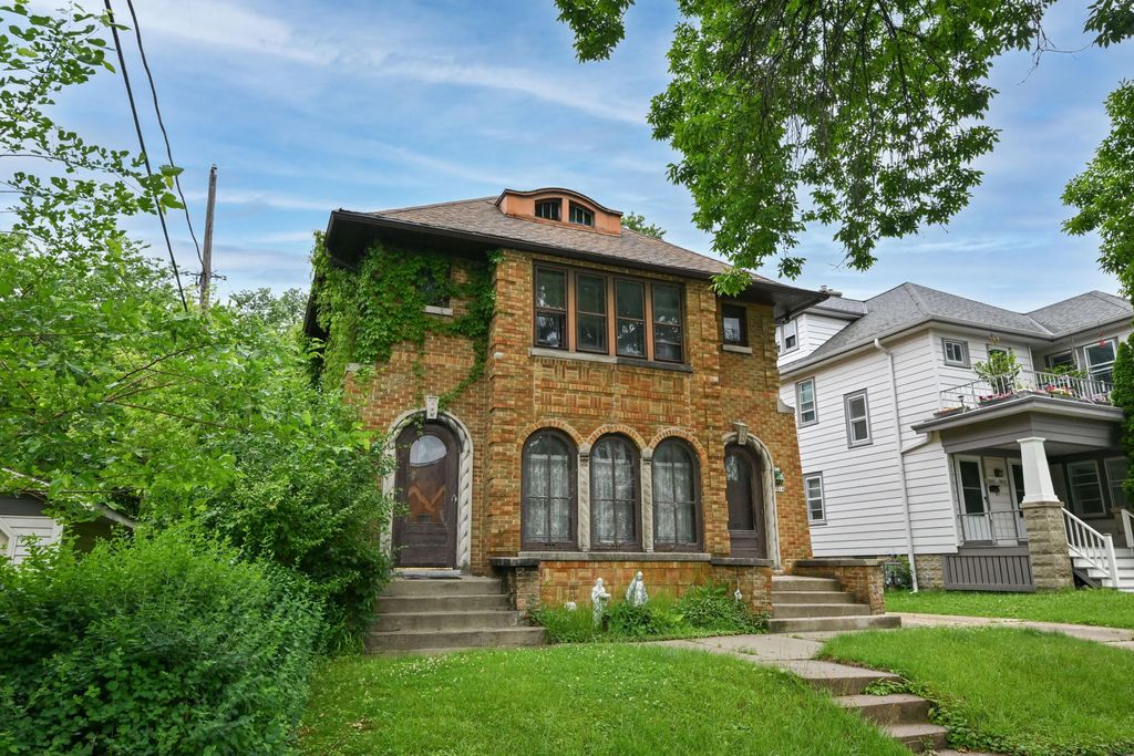 2012 E Newton Ave 2014, Shorewood