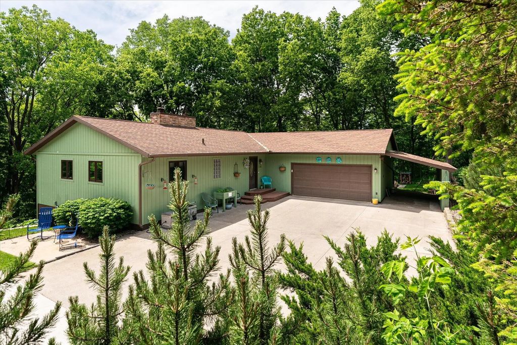 1184 Crescent Hills Dr, La Crescent