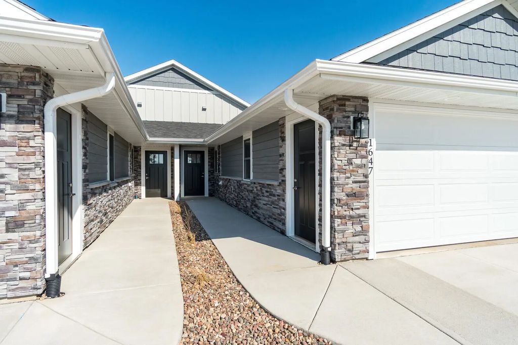 1627 Red Clover St, Holmen