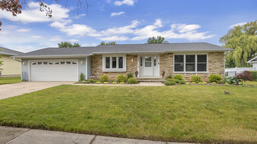 908 Meadow Ln, Fond Du Lac