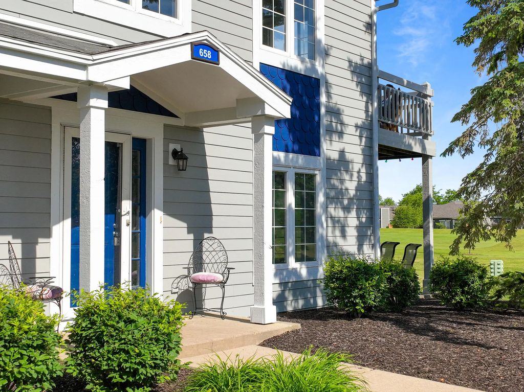 658 Geneva National Ave N 6-35, Geneva