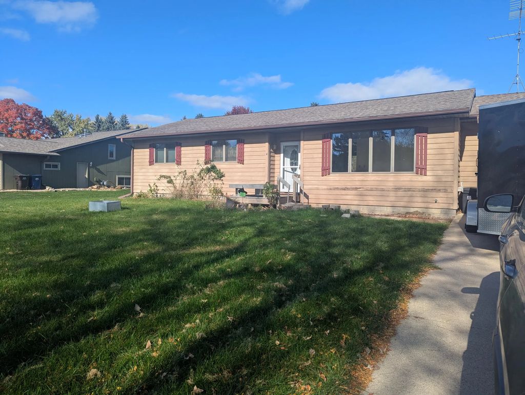 1002 S Fairway Dr, Sparta