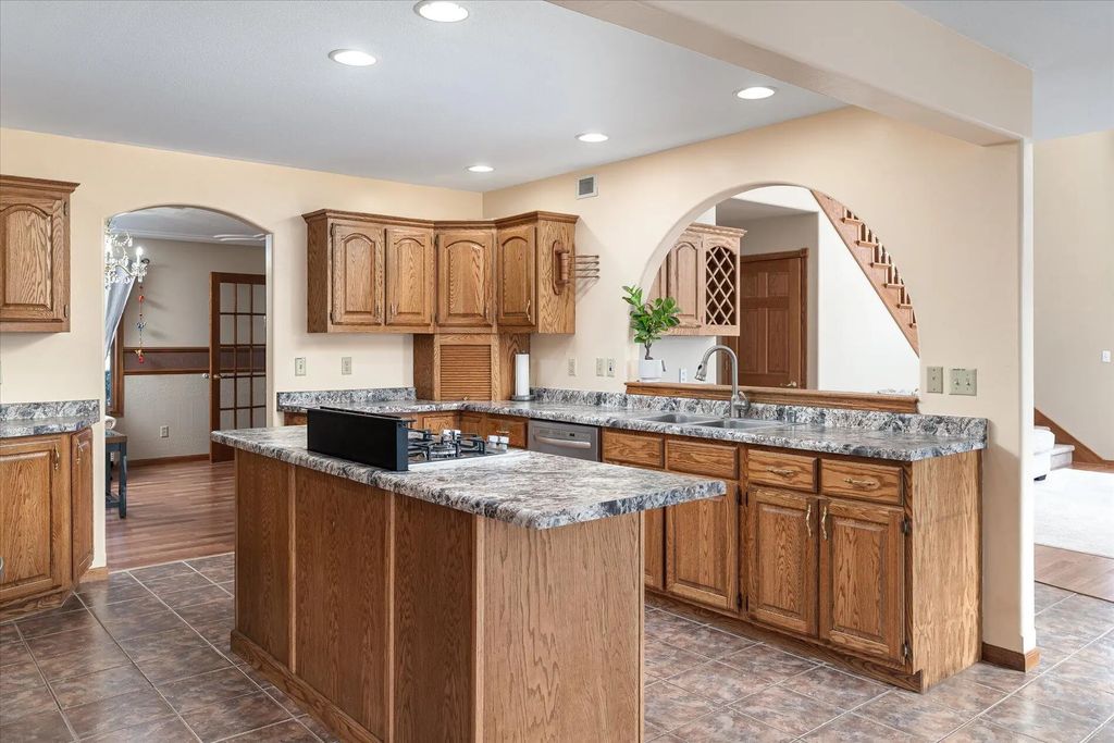 203 Eagle Bluff Rd, La Crescent