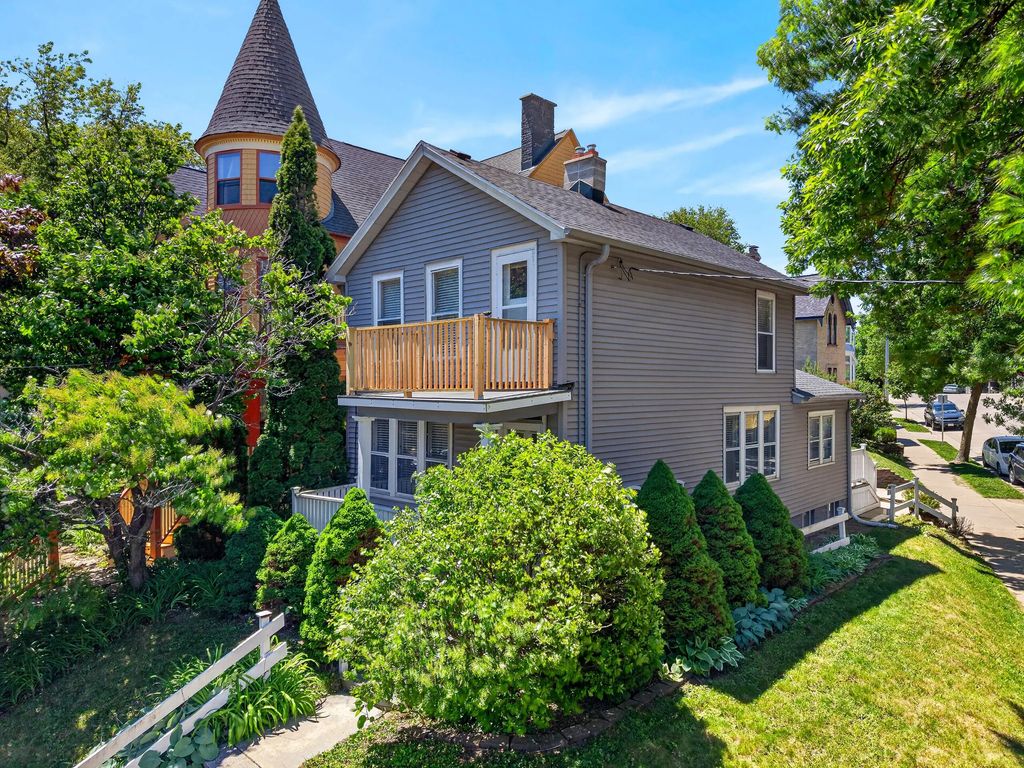 1463 N Franklin Pl, Milwaukee
