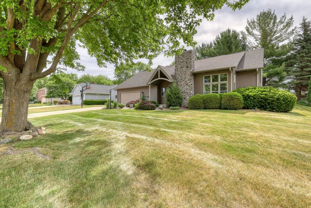 798 Greenway Ter, Hartland