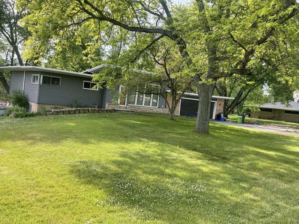 4625 N 149th St, Brookfield