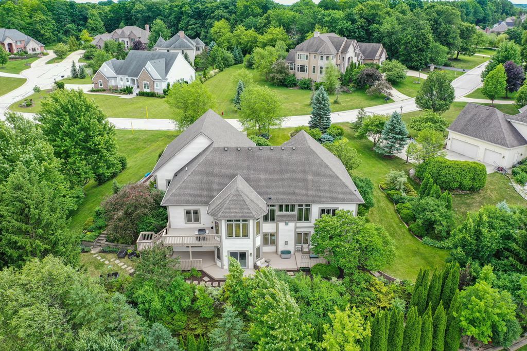 645 Talon Trl, Brookfield