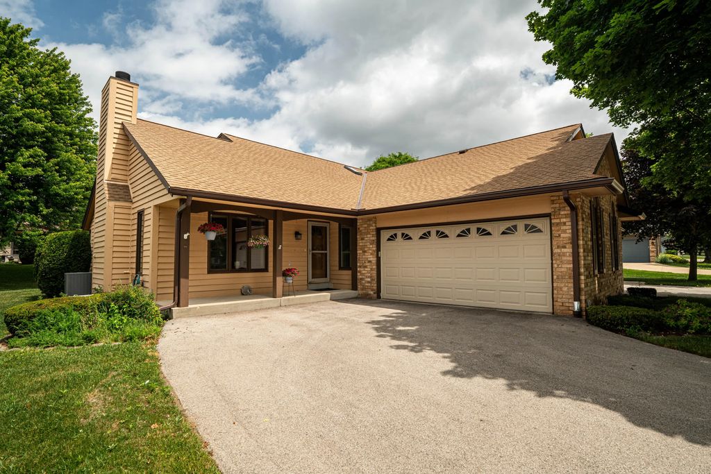 5413 Somerset Ln S, Greenfield