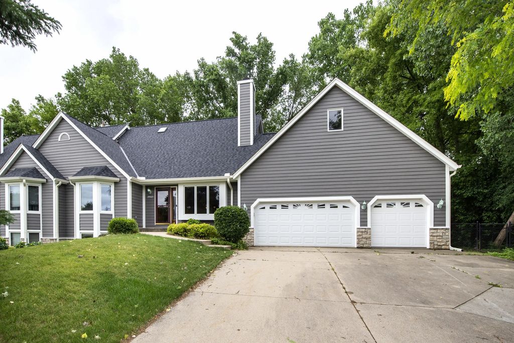 19065 Hiview Dr 2, Brookfield