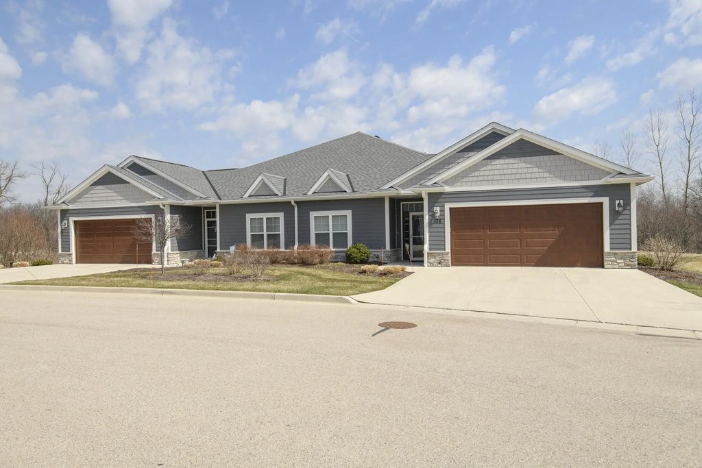 106 Phantom Lake Ct, Mukwonago