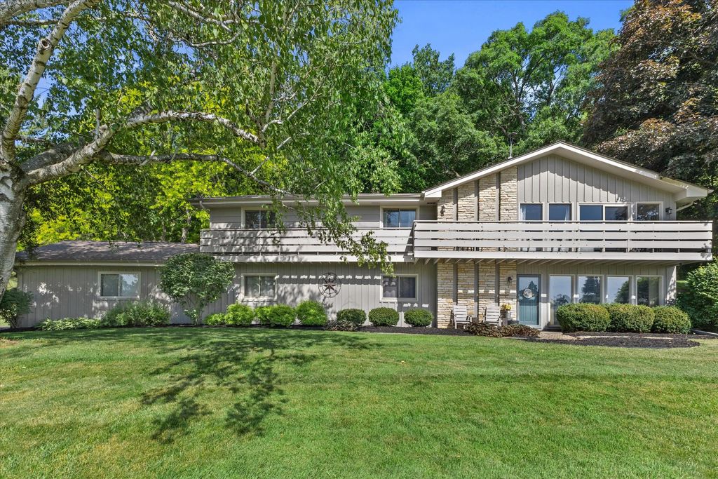 W290s2811 Carmarthen Dr, Genesee
